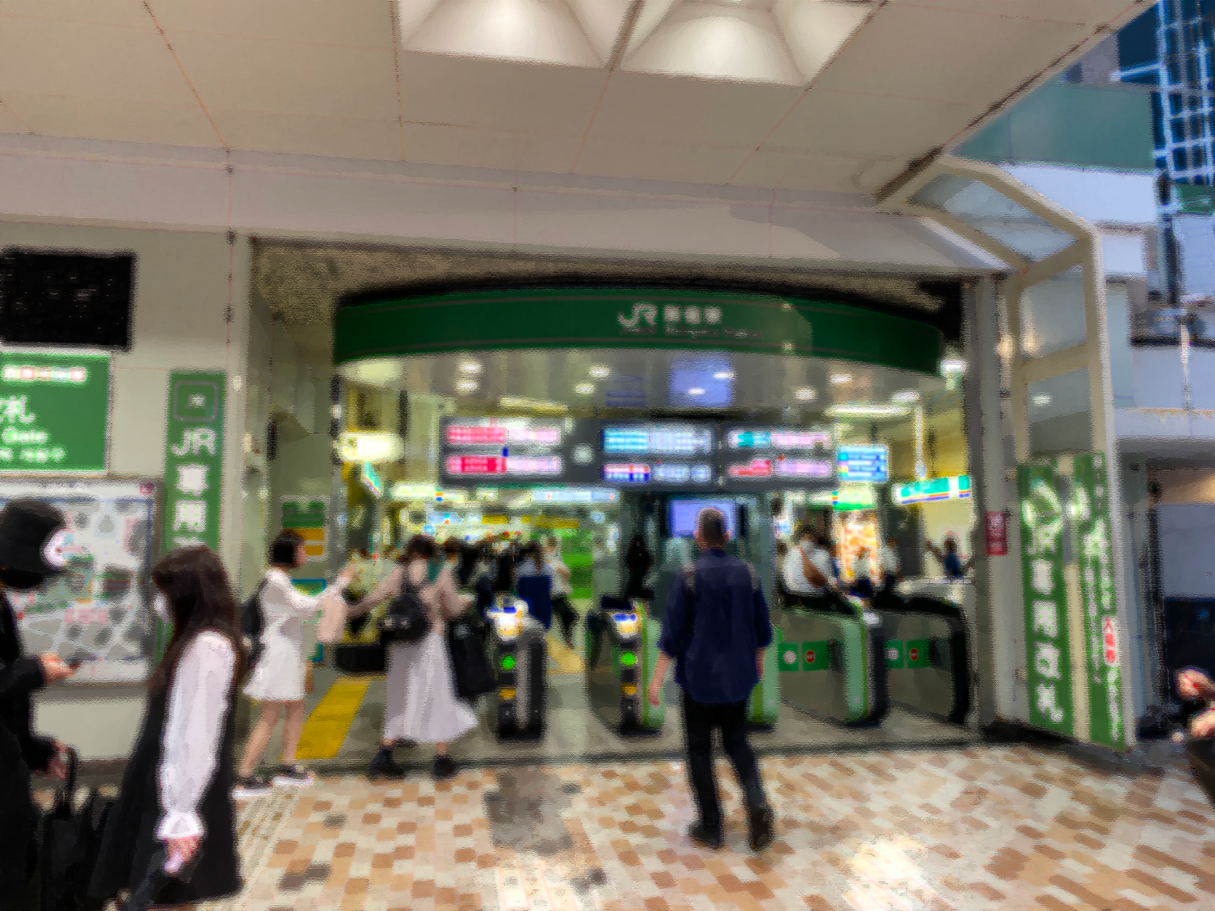 ターミナル駅の改札口のイメージ画像